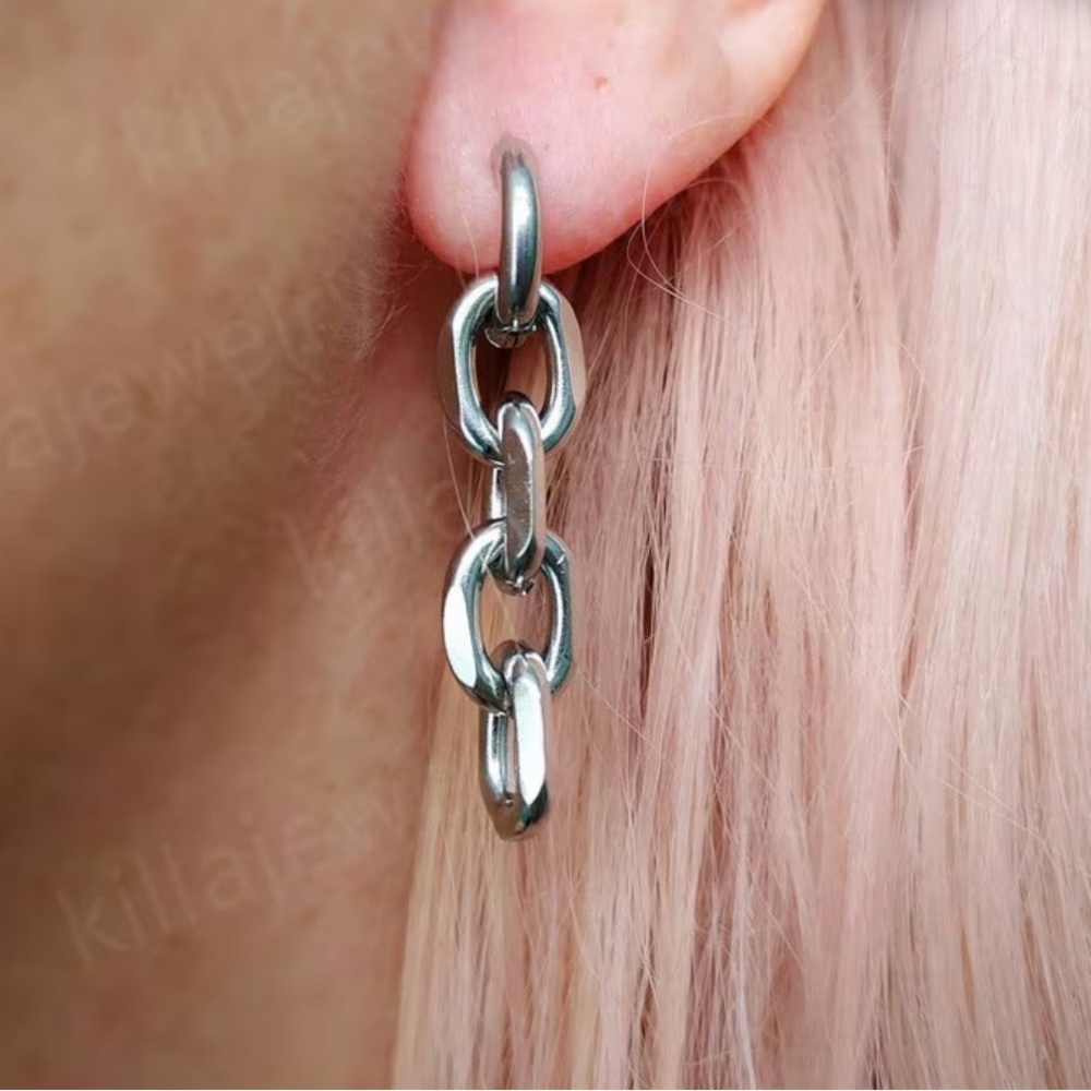 Super trendy silver chunky chain earrings!
